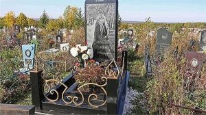 定制iPhone墓碑黑白照当屏保 1.5米玄武岩造价超10万