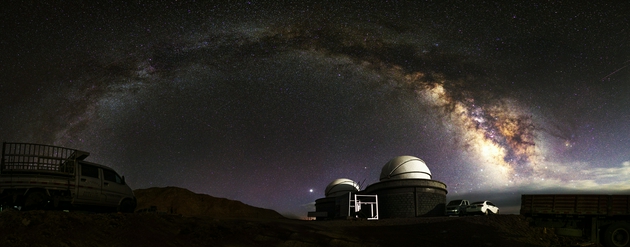 赛什腾银河拱门-洪文瀚。jpg 2021年七夕的银河拱门，拍摄于施工中的赛什腾C点，中国科技大学的2.5米巡天望远镜、中科院国家天文台的1米SONG望远镜、西华师范大学的50BiN双筒望远镜、中科院地质与地球物理所的1.8米和80厘米行星观测望远镜均建于这个平台。赛什腾山台址质量的所有数据均在此采集完成。洪文瀚供图。