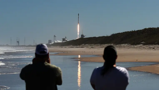 SpaceX公司2月3日发射的49颗卫星，目前有40颗已经或即将再入地球大气层坠毁。在发射当日，这一批星链卫星被猎鹰9号火箭顺利送入210公里高的近地轨道，后续每颗星链卫星需要启动自带的氪离子推进器将轨道抬升至540公里高的工作轨道，却遭遇到了地磁暴。